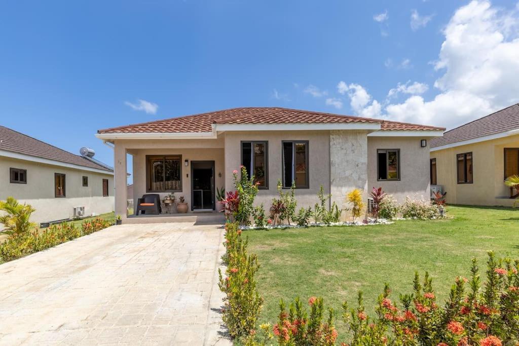 Sun Shine Luxury Villas 2 Bedroom Pool & Gym Ocho Rios St Ann Екстер'єр фото